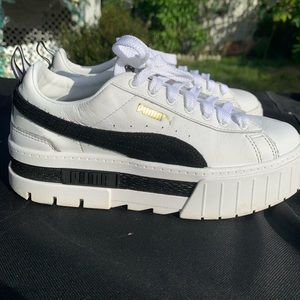 Womens PUMA mayze platform’s Athletic shoe in a size 8. The color is white/black